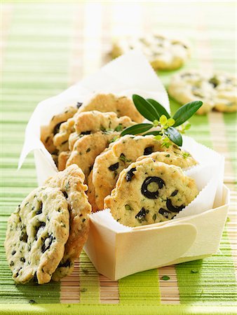 simsearch:652-07655173,k - Parmesan and olive savoury cookies Photographie de stock - Rights-Managed, Code: 825-07522358