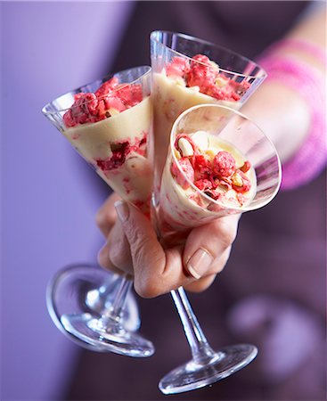 simsearch:825-03629310,k - Chilled zabaglione with pink pralines Fotografie stock - Rights-Managed, Codice: 825-07522350