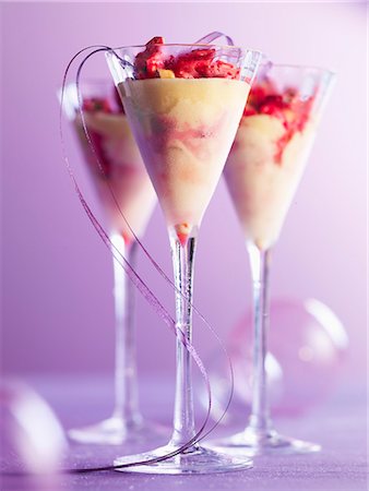 simsearch:825-07522305,k - Chilled zabaglione with pink pralines Photographie de stock - Rights-Managed, Code: 825-07522351