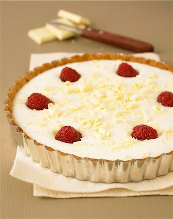simsearch:652-05808734,k - White chocolate and raspberry tart Photographie de stock - Rights-Managed, Code: 825-07522461