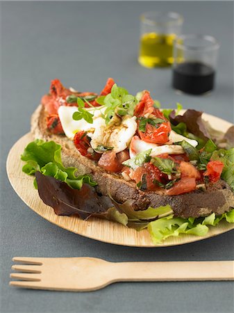 simsearch:652-05807449,k - Sun-dried tomato and mozzarella Bruschetta Photographie de stock - Rights-Managed, Code: 825-07522489