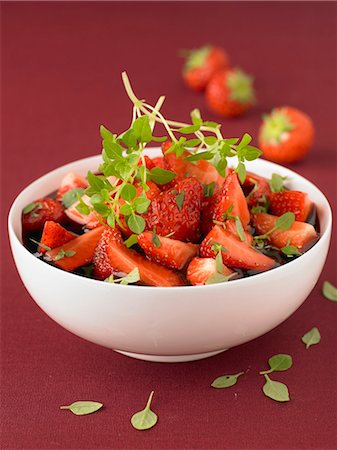 simsearch:825-07522470,k - Strawberry fruit salad with balsamic vinaigar Foto de stock - Con derechos protegidos, Código: 825-07522499