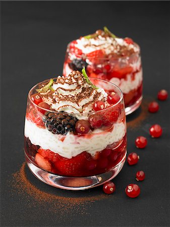 simsearch:652-07655598,k - Summer fruit ,cream and cocoa Verrines Foto de stock - Con derechos protegidos, Código: 825-07522526