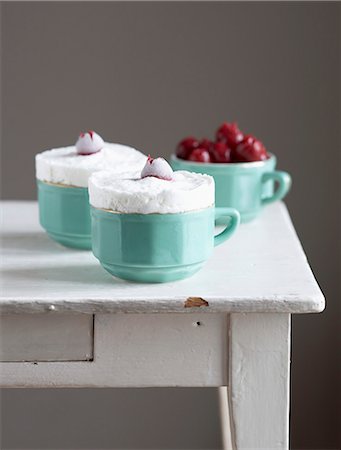 simsearch:825-06817658,k - Cherry ice cream soufflés Photographie de stock - Rights-Managed, Code: 825-07522543