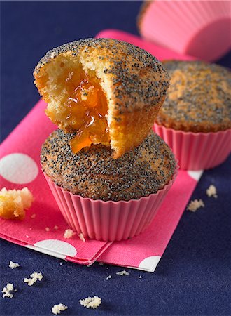 simsearch:652-07655861,k - Poppyseed muffins with apricot jam filling Stockbilder - Lizenzpflichtiges, Bildnummer: 825-07522553