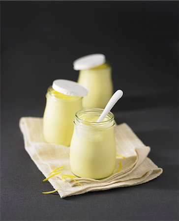 simsearch:825-07522628,k - Lemon yoghurts Foto de stock - Direito Controlado, Número: 825-07522580