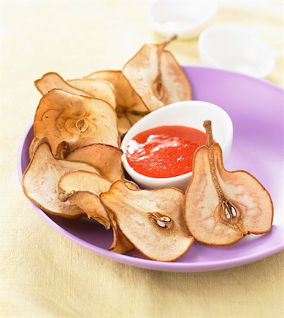 simsearch:652-06818865,k - Pear crisps with strawberry puree Photographie de stock - Rights-Managed, Code: 825-07522606