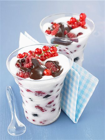 simsearch:825-07649210,k - Mousse with fruit and chocolate Foto de stock - Con derechos protegidos, Código: 825-07522619