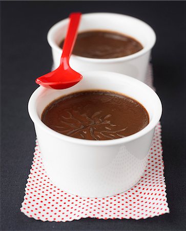 simsearch:652-07655598,k - Chocolate cream dessert Foto de stock - Con derechos protegidos, Código: 825-07522625