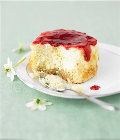 simsearch:652-07655465,k - Individual chesecake with summer fruit topping Stockbilder - Lizenzpflichtiges, Bildnummer: 825-07522622