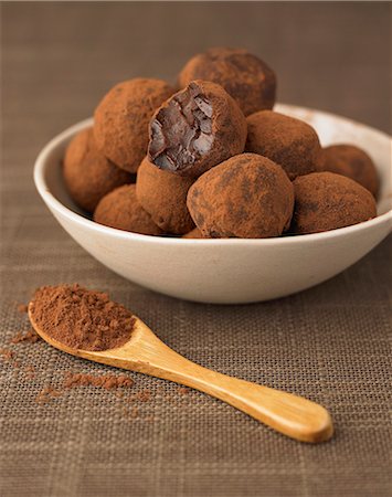 simsearch:652-05807482,k - Chocolate truffles Stockbilder - Lizenzpflichtiges, Bildnummer: 825-07522653