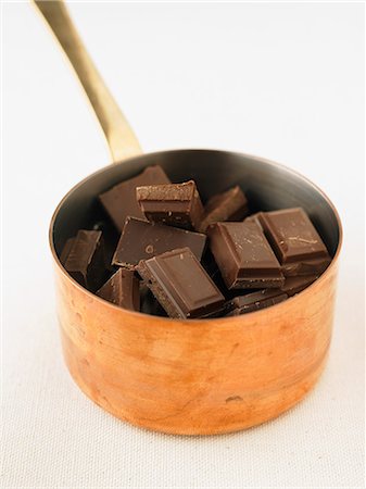simsearch:825-07523078,k - Breaking the squares of chocolate into a saucepan to make ganache Foto de stock - Con derechos protegidos, Código: 825-07522662