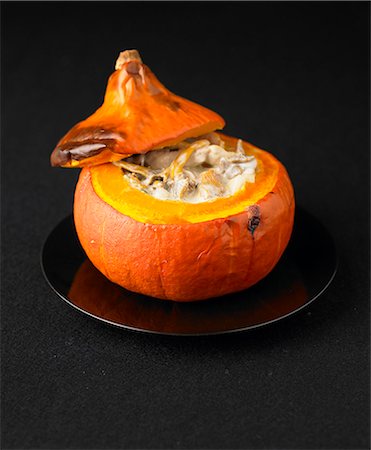 simsearch:652-07655910,k - Creamy chanterelles served in a pumpkin Foto de stock - Con derechos protegidos, Código: 825-07522698