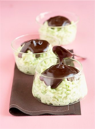 simsearch:652-05806633,k - Pistachio rice pudding with chocolate sauce Stockbilder - Lizenzpflichtiges, Bildnummer: 825-07522692