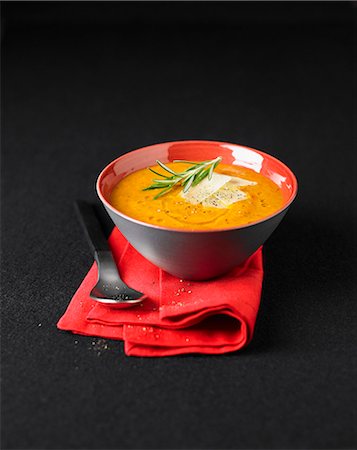 simsearch:652-03804886,k - Cream of zucchini and tomato soup Photographie de stock - Rights-Managed, Code: 825-07522743