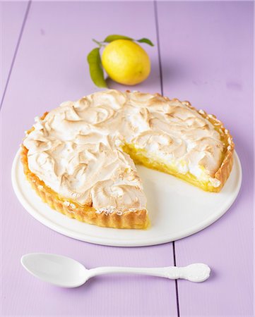 simsearch:652-07655526,k - Lemon meringue pie Photographie de stock - Rights-Managed, Code: 825-07522755