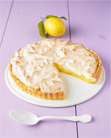 simsearch:825-06815649,k - Lemon meringue pie Foto de stock - Con derechos protegidos, Código: 825-07522755