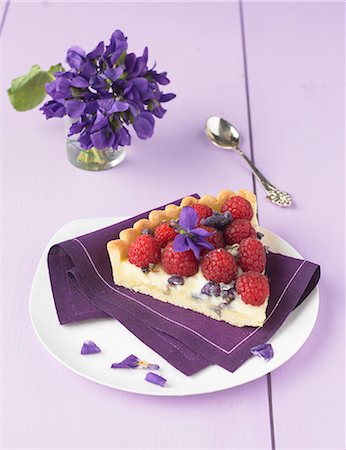 simsearch:652-07655556,k - Raspberry and crystallized violet tart Foto de stock - Con derechos protegidos, Código: 825-07522751