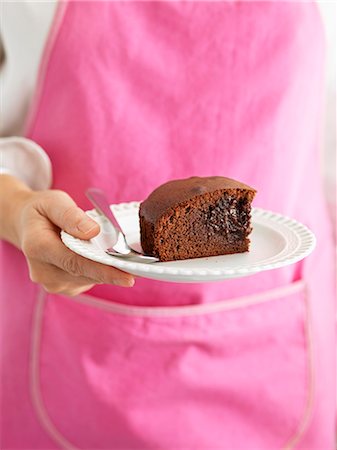 simsearch:825-02305433,k - Person holding a plate of a portion of chocolate fondant Fotografie stock - Rights-Managed, Codice: 825-07522790