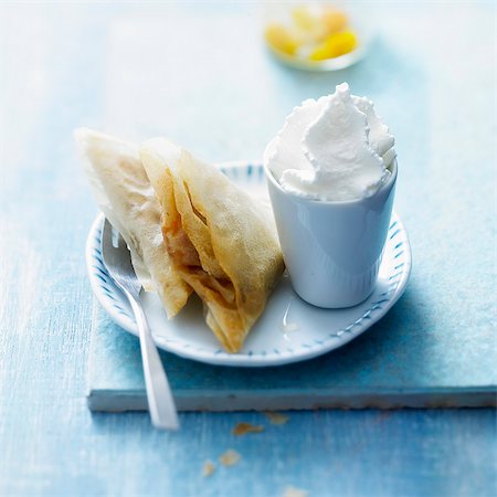 Mirabelle filo pastry turnovers with vanilla-whipped cream Foto de stock - Con derechos protegidos, Código: 825-07522806