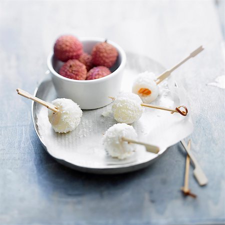 Lychees coated with coconut Foto de stock - Con derechos protegidos, Código: 825-07522841