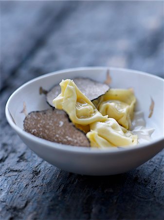 simsearch:825-07522750,k - Tortellis with truffles and creamy parmesan sauce Photographie de stock - Rights-Managed, Code: 825-07522850