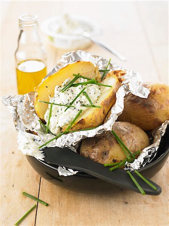 patata al horno - Baked potatoes with cottage cheese and herbs Foto de stock - Con derechos protegidos, Código: 825-07522907