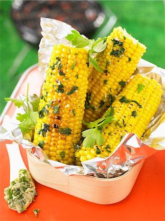 simsearch:825-07522913,k - Grilled corn on the cob with parsley butter Photographie de stock - Rights-Managed, Code: 825-07522903