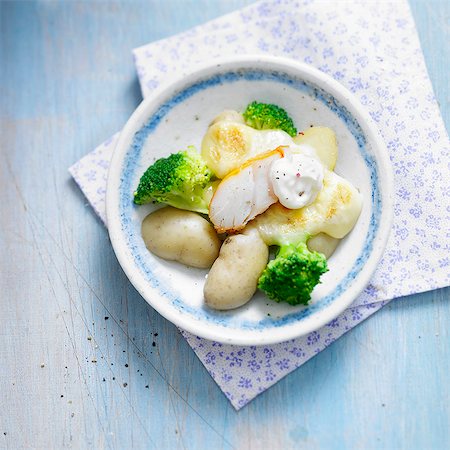 raclette - Raclette with haddock,broccolis and potatoes Photographie de stock - Rights-Managed, Code: 825-07522927