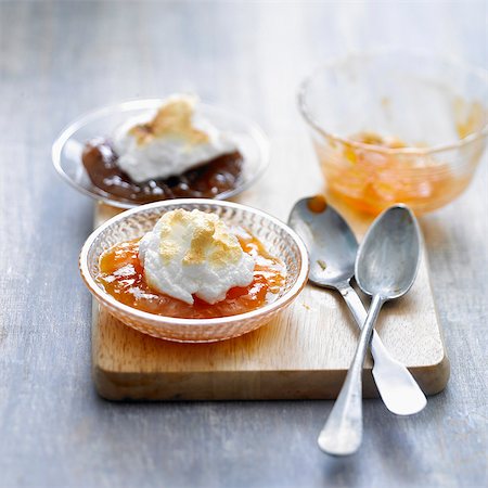 Stewed fruit with meringue topping Stockbilder - Lizenzpflichtiges, Bildnummer: 825-07522934