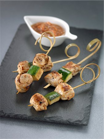 simsearch:652-05807391,k - Chicken and zucchini mini brochettes Foto de stock - Con derechos protegidos, Código: 825-07522949