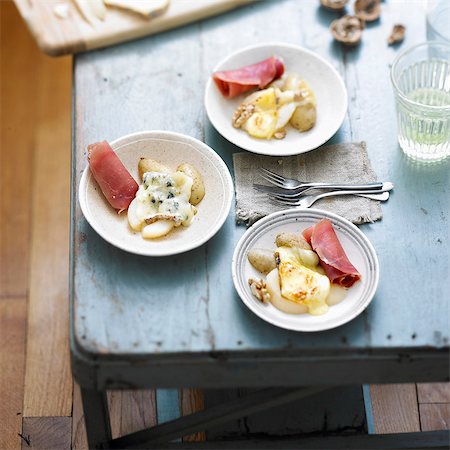 Saint-Nectaire and blue cheese Raclette Auvergnate Photographie de stock - Rights-Managed, Code: 825-07522943