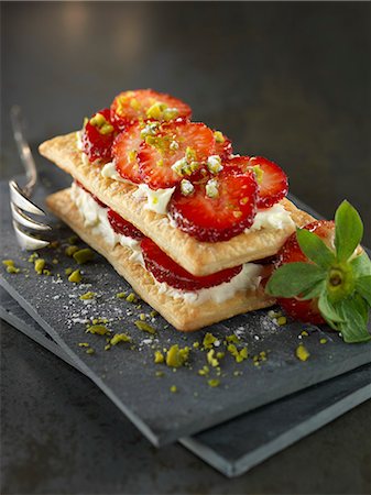 simsearch:825-06047235,k - Mascarpone and strawberry puff pastry with crushed pistachios Foto de stock - Con derechos protegidos, Código: 825-07522960
