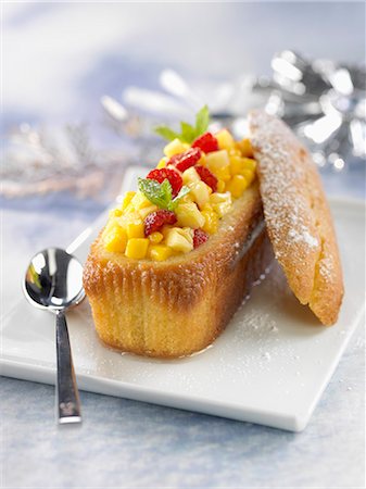 simsearch:652-05807282,k - Pound cake stuffed with fresh fruit Stock Photo - Rights-Managed, Code: 825-07522963
