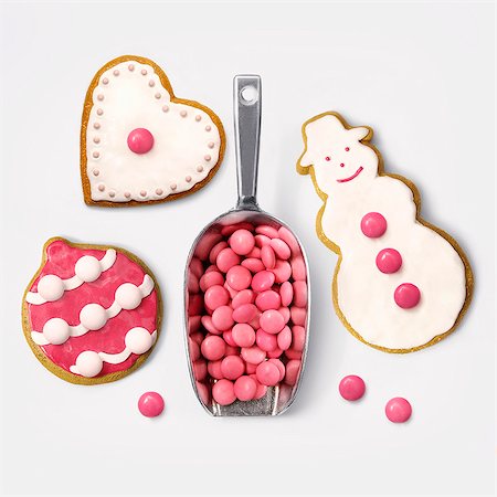 Christmas cookies decorated with pink Smarties Photographie de stock - Rights-Managed, Code: 825-07522992