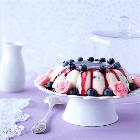 simsearch:825-07649248,k - Charlotte-style blueberry entremets Fotografie stock - Rights-Managed, Codice: 825-07523010