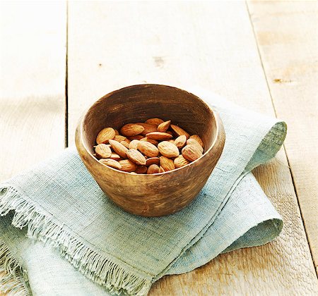 Small bowl of almonds Foto de stock - Con derechos protegidos, Código: 825-07523037