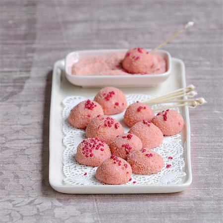 simsearch:825-07522700,k - Pink biscuit truffles Stock Photo - Rights-Managed, Code: 825-07523056