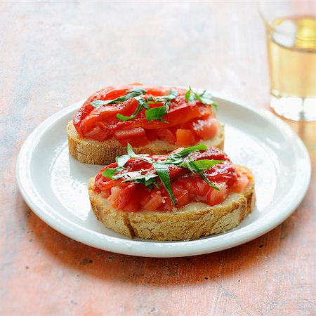 simsearch:652-03799975,k - Marinated pepper and tomato bruschettas Stockbilder - Lizenzpflichtiges, Bildnummer: 825-07523058