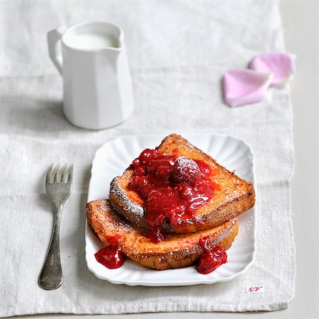 Pink biscuit french toast with stewed summer fruit Foto de stock - Con derechos protegidos, Código: 825-07523052