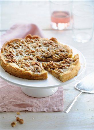 simsearch:825-07076879,k - Walnut tart Photographie de stock - Rights-Managed, Code: 825-07523090