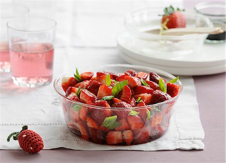simsearch:825-05836350,k - Strawberry fruit salad Foto de stock - Con derechos protegidos, Código: 825-07523092