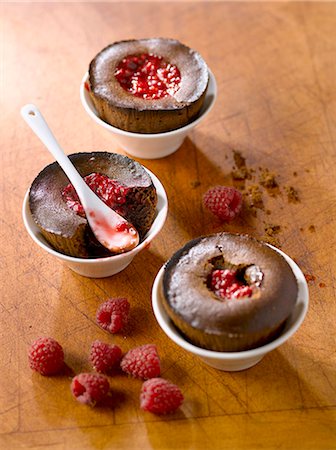 simsearch:825-05989078,k - Chocolate soufflé with raspberries Photographie de stock - Rights-Managed, Code: 825-07523129