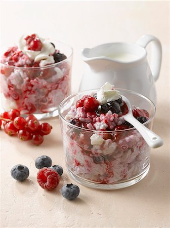 simsearch:825-07522470,k - Rice pudding with summer fruit Photographie de stock - Rights-Managed, Code: 825-07523130