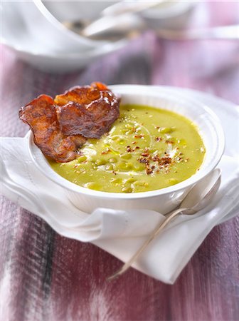 simsearch:825-02305907,k - Cream of split pea soup with crisp bacon Stockbilder - Lizenzpflichtiges, Bildnummer: 825-07523146