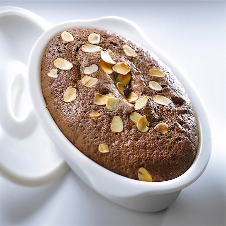 simsearch:652-05808621,k - Chocolate and almond fondant Photographie de stock - Rights-Managed, Code: 825-07523166