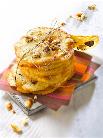 simsearch:652-05807432,k - Oatmeal and hazelnut tuiles Photographie de stock - Rights-Managed, Code: 825-07523202