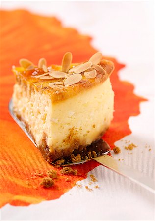 simsearch:652-07655209,k - Thinly sliced almond cheesecake Photographie de stock - Rights-Managed, Code: 825-07599411