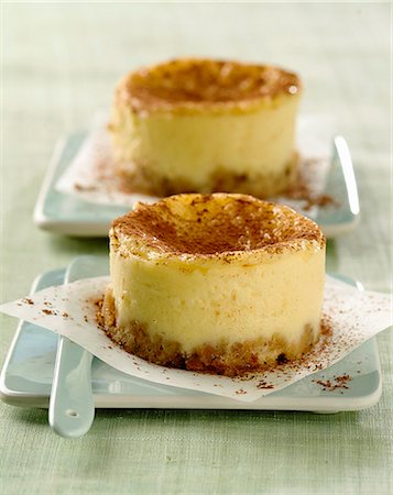 simsearch:825-07599415,k - Tiramisu-style cheesecakes Stockbilder - Lizenzpflichtiges, Bildnummer: 825-07599412