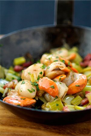 simsearch:825-07599425,k - Sauteed scallops with leeks and diced bacon Stock Photo - Rights-Managed, Code: 825-07599425
